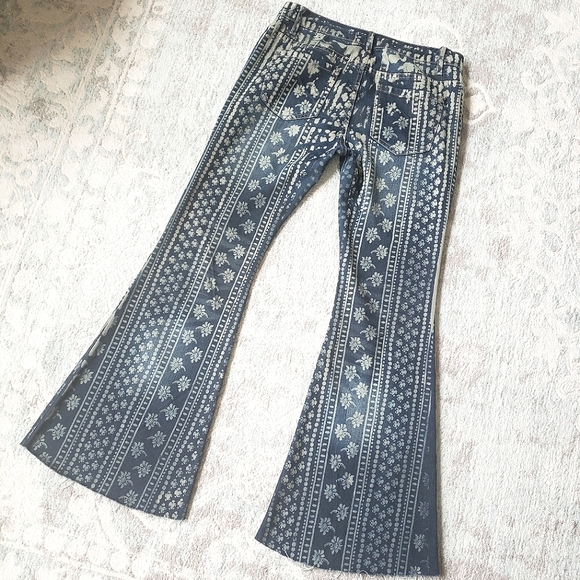💎FREE PEOPLE 💎Rare, like new! size 28 Bali print festival raw hem flare jeans! - Picture 4 of 12
